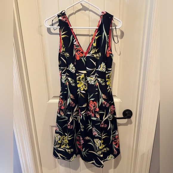 Vince Camuto Women’s fit and flare Dress Floral Pleated Pockets v neck - Picture 4 of 10
